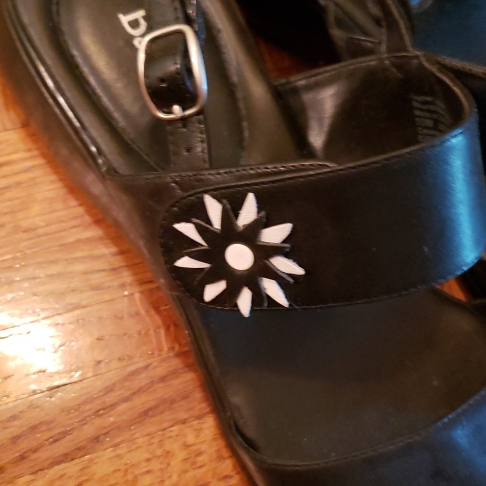 Bass Sandals - Picture 2 of 4